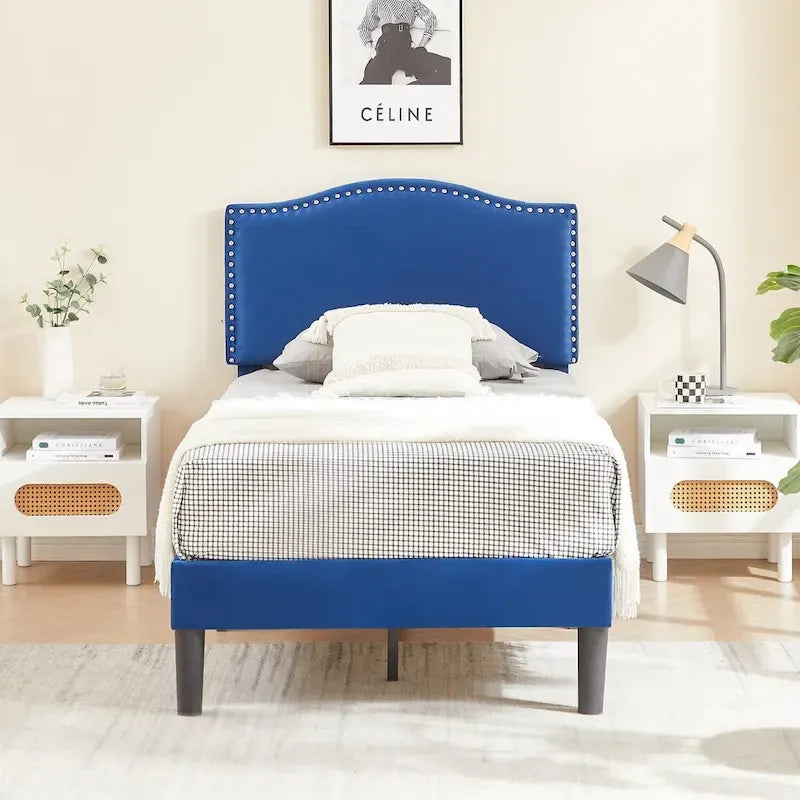 Struttura letto imbottita con testiera camelback con borchie, singolo/una piazza e mezza/matrimoniale, blu