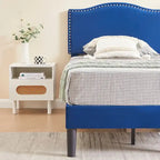Struttura letto imbottita con testiera camelback con borchie, singolo/una piazza e mezza/matrimoniale, blu