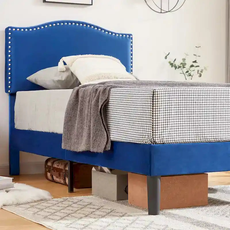 Struttura letto imbottita con testiera camelback con borchie, singolo/una piazza e mezza/matrimoniale, blu