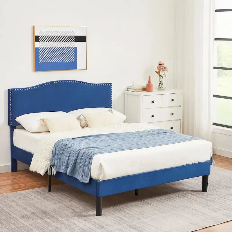 Struttura letto imbottita con testiera camelback con borchie, singolo/una piazza e mezza/matrimoniale, blu