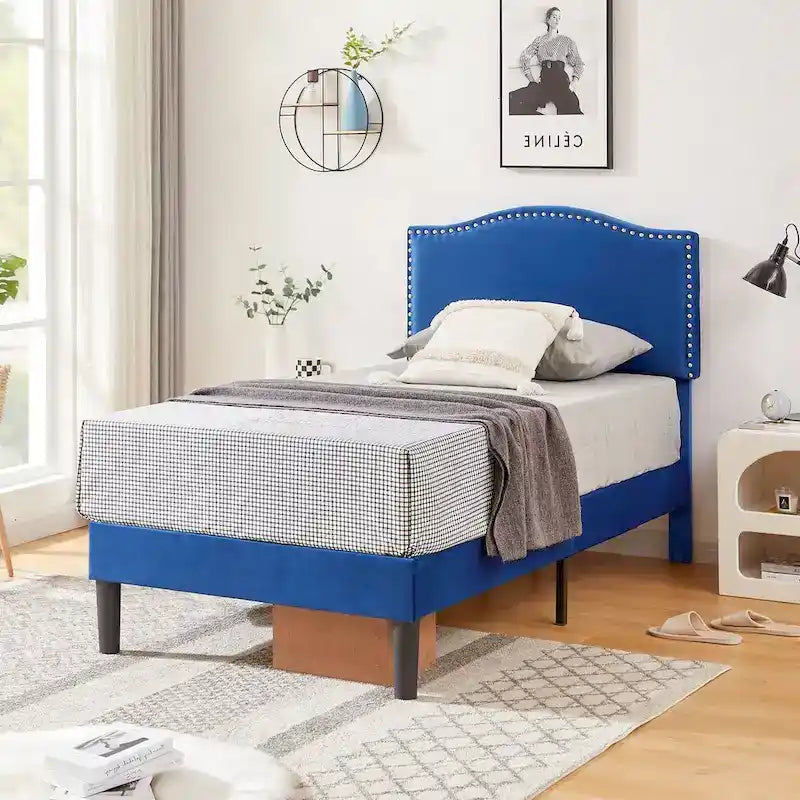 Struttura letto imbottita con testiera camelback con borchie, singolo/una piazza e mezza/matrimoniale, blu