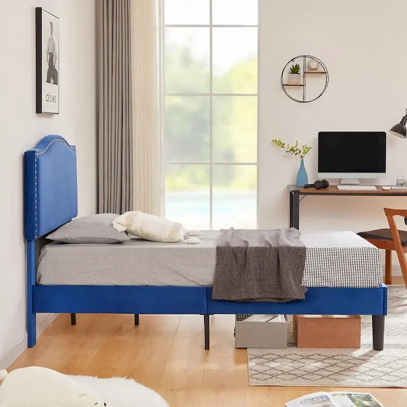 Struttura letto imbottita con testiera camelback con borchie, singolo/una piazza e mezza/matrimoniale, blu