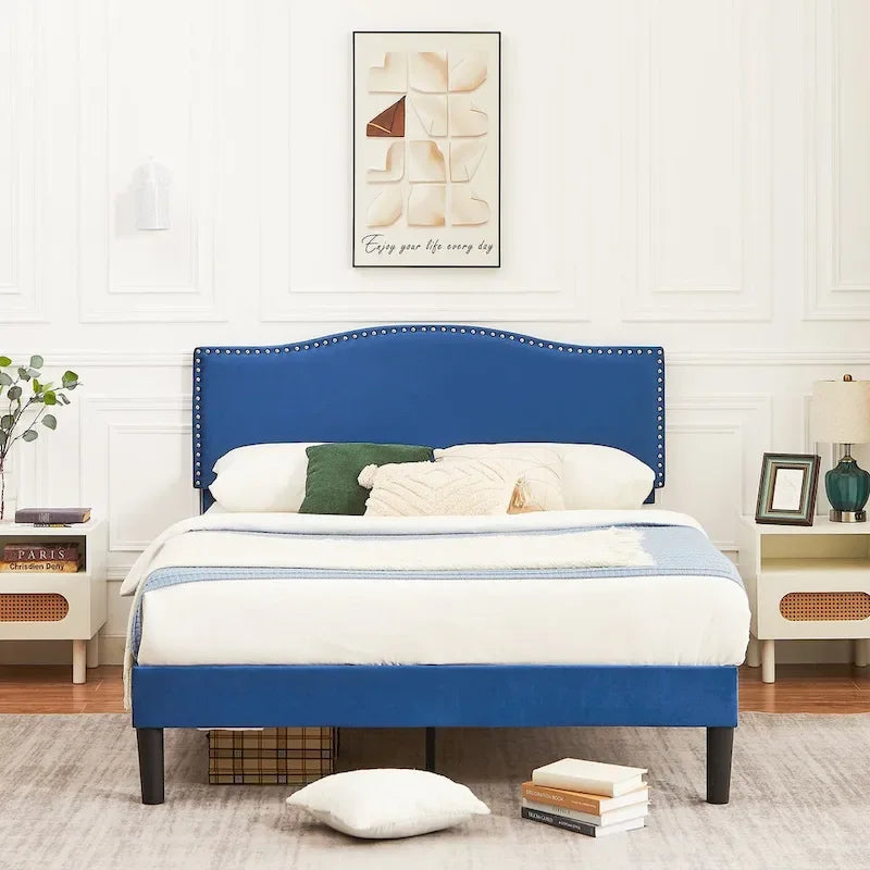 Struttura letto imbottita con testiera camelback con borchie, singolo/una piazza e mezza/matrimoniale, blu